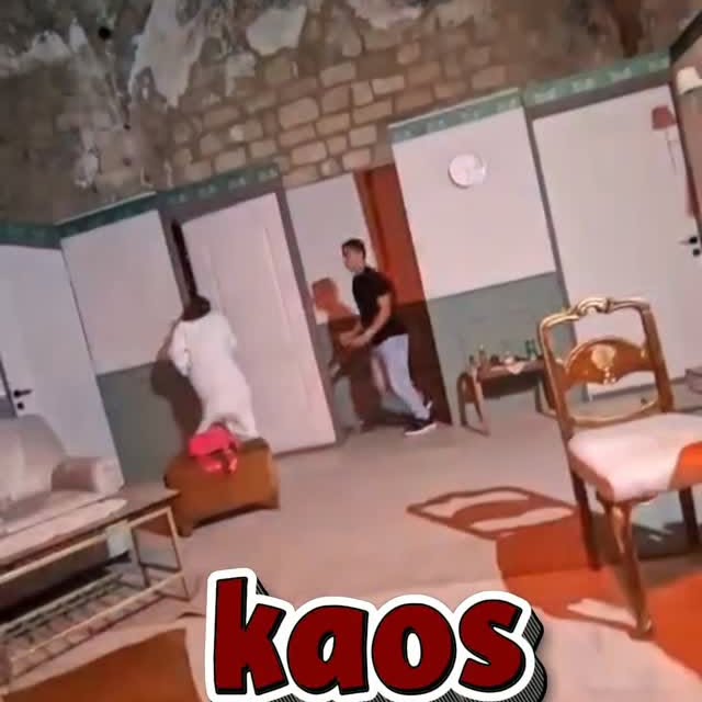 “Birinci perde provası…
Yönetmen: Sahneye çıkın.
Oyuncular: HEPİMİZ Mİ? 😂🎭”

#oyun #kktctiyatro #tiyatroiyidir